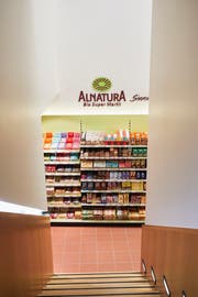 Von der Lounge-Ecke im Obergeschoss gelangt man in den Alnatura-Biosupermarkt. (Bild: Jakob Ineichen, Luzern, 24. Juli 2019)
