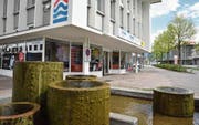 Der Brunnen beim EW-Gebäude in Buchs war sanierungsbedürftig. Er wurde abgerissen. Bild: Heini Schwendener
