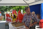 Für Händler Robert Keller gehört das Feuerwerk zum Nationalfeiertag einfach dazu. (Bild: Simon Zumbach)
