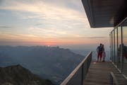 Mit etwas Glück kann man diese Aussicht auf der Terrasse des Berggasthauses auf dem Niesen bald vor Ort geniessen.
