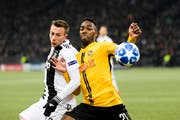 Young Boys’ Ulisses Garcia (rechts) gegen Juventus Turins Federico Bernardeschi. Bild: Alessandro della Valle/Keystone (Bern, 12. Dezember 2018)