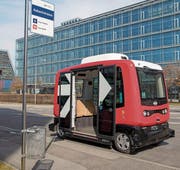 Der Shuttle bei einem Halt an der Station Aabachstrasse. Noch steigen nur Testfahrer ein. (Bild: SBB)