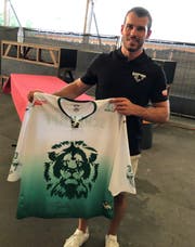 Spieler Lars Frei zeigt das Trikot, das die Thurgauer während der Aufwärmphase vor der Partie tragen werden. (Bild: Matthias Hafen)