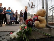Trauernde gedenken in St. Petersburg der getöteten Aktivistin Elena Grigorjewa. Sie setzte sich für die Rechte von Schwulen, Lesben, Bisexuellen und Transgender (LGBT) ein. (Bild: KEYSTONE/EPA/ANATOLY MALTSEV)