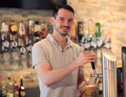 Bald wird er zum letzten Mal in der «Tellenbar» Bier zapfen: David Bär. Bild: Florian Arnold (Altdorf, 23. Juli 2019)