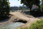 Die Baupiste führt über die Thur. Im Hintergrund der Grüenau-Schulkomplex und der Fussballplatz Grüenau. (Bild: Martin Knoepfel)