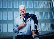 Gianni Bomio verlässt das Verwaltungsgebäude 1 an der Aa. Er widmet sich zukünftig unter anderem einem Buchprojekt. (Bild: Stefan Kaiser, Zug, 23. Juli 2019)