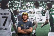 «Adrenalin»-Moderator Jaan Schaller posiert vor seinen Idolen Zellweger, Zamorano und Barnetta. (Bild: Michel Canonica)