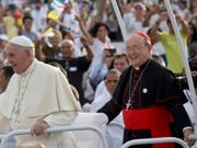 Der kubanische Kardinal Jaime Ortega (rechts), hier gemeinsam mit Papst Franziskus anlässlich dessen Besuches im September 2015 in Havanna, ist im Alter von 82 Jahren gestorben. (Bild: KEYSTONE/AP Cubadebate/ISMAEL FRANCISCO)