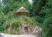 Ein aussergewöhnlicher Zeitzeuge: der Hirzenchäller mit dem rekonstruierten Pavillon. Bild: Patrick Hürlimann (Cham, 2. Juli 2019)