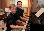 Der jüngere (Moritz Raab) und der ältere (Reto Bugmann) Vinzenz setzen sich fürs gemeinsame Foto ans Klavier. (Bild: Florian Arnold, Altdorf, 2. Juli 2019)