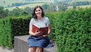Rita Breu aus Appenzell nimmt regelmässig im Hof Weissbad ihr rotes Buch hervor und erzählt den Besucherinnen und Besuchern die berühmtesten Sagen.Bild: Astrid Zysset