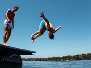 Badende im Bodensee bei Friedrichshafen. (Bild: KEYSTONE/AP dpa/FELIX K'STLE)