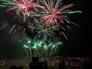 Das Feuerwerk auf dem Rhein in Basel (hier eine Aufnahme von 2018) wird im gewohnten Rahmen stattfinden. (Bild: KEYSTONE/GEORGIOS KEFALAS)