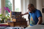 Chris Csíkszentmihályi spielt die Schweizer Nationalhymne ein.