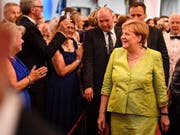 Die deutsche Kanzlerin Angela Merkel schaute sich auch am Freitagabend eine Darbietung bei den berühmten Bayreuther Festspielen in Deutschland an. (Bild: KEYSTONE/EPA/PHILIPP GUELLAND)