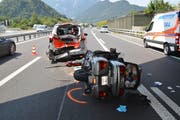 Sowohl das Polizei-Fahrzeug als auch das Motorrad sind nach der Kollision zerstört. (Bild: Kantonspolizei Nidwalden)