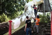 Eine alte, verschmutzte Rutschbahn erhält im Dammgärtli einen neuen Anstrich. (Bilder pd)