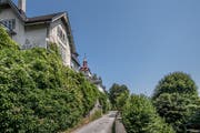 Auf diesem Privatweg beim Wachtturm müssen Touristen Kehrt machen. (Bild: Pius Amrein, 26. Juli 2019)