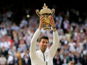 Braucht nach seinem physisch und mental kräftezehrenden Triumph in Wimbledon eine längere Pause: die Weltnummer 1 Novak Djokovic (Bild: KEYSTONE/AP/TIM IRELAND)