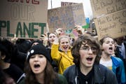 Die Klimajugend plant, den Druck auf die Politik mit Aktionen zivilen Ungehorsams zu erhöhen. (Bild: Jean-Christophe Bott/Keystone)