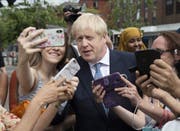Boris Johnson posiert am Freitag für Selfies in North Road Birmingham. (Bild: Keystone)