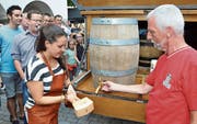 Die ehemalige Eishockeynationalspielerin Anja Stiefel beim Fassanstich 2018. Bild: PD