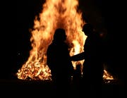 Auf dem Kiesparkplatz bei der Curlinghalle wird am Abend ein Funken entzündet. (Symbolbild: Benjamin Manser)