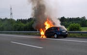Das Auto brannte komplett aus. (Bild: Luzerner Polizei)