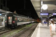 22.40 Uhr: Der Extrazug mit den GC-Fans setzt sich in Bewegung Richtung Zürich.