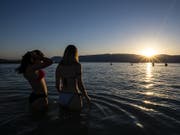 Zwei Jugendliche beim Bad im Neuenburgersee. (Bild: KEYSTONE/ANTHONY ANEX)