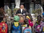 Jörg Wolters spielt seine Drehorgel - zur Freude auch der Kinder - auf Strassen und Plätzen im Tessin. (Bild: Keystone/SAMUEL GOLAY)