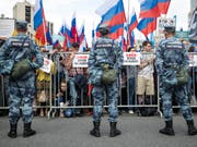 Die Polizei in Russland hat am Freitagabend zahlreiche Ort von Oppositionspolitikern durchsucht - die geschah just vor neuen Protesten am heutigen Samstag. (Bild: KEYSTONE/AP/PAVEL GOLOVKIN)