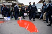 Polizisten verhaften in Bern Demonstranten der Bewegung «Extinction Rebellion», die in einer Aktion zivilen Ungehorsams Kunstblut auf den Boden leerte. (Bild: Keystone/Anthony Anex)