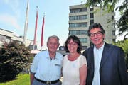 Von links: Ruedi Steinegger, Claudia Pfyl und Felix Barmettler vor dem Pflegezentrum Seematt. (Bild: Edith Meyer)