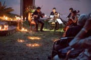 Stradivari Quartett im Kerzenlicht bei der Kappelle Kindlikapelle in Gersau.(Bild: Nadia Schärli, 25. Juli 2019)