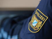 Rund 50 Schüler haben in Bayern versucht, einen 15-Jährigen aus dem Polizeigewahrsam zu befreien. Dieser war betrunken und hatte zuvor auf einer Schulabschlussfeier in Starnberg randaliert. (Bild: Keystone/DPA/TIMM SCHAMBERGER)