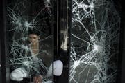 Ein zerstörtes Schaufenster an den Champs Élysées nach den Gilet-Jaunes-Krawallen vom 16. März 2019. (Bild: Julien de Rosa/EPA)