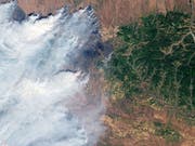 Am nördlichen Polarkreis brennt's wie selten zuvor: Nasa-Satellitenaufnahme eines Waldbrands in Sibirien. (Bild: Keystone/EPA NASA/NASA / HANDOUT)