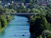 Die Aare in Bern lockt im Sommer viele Schwimmer und Bootfahrer an. Doch das Vergnügen im Wasser ist nicht ungefährlich. (Bild: KEYSTONE/ANTHONY ANEX)