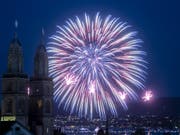 Immer mit lauten «Ahs» und «Ohs» begrüsst: Feuerwerk, hier hinter dem Grossmünster am Züri Fäscht in Zürich. (Bild: KEYSTONE/ENNIO LEANZA)