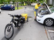 Ein Mitarbeiter des Pannendienstes TCS im Einsatz. (Bild: KEYSTONE/LAURENT GILLIERON)