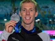 Jérémy Desplanches zeigt in Gwangju die über 200 m Lagen gewonnene Silbermedaille (Bild: KEYSTONE/EPA/PATRICK B. KRAEMER)