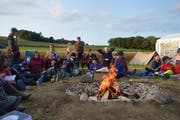 Auch das gemütliche Beisammensein kam beim Lagerfeuer kam nicht zu kurz. (Bild: PD/Sara Unternährer)