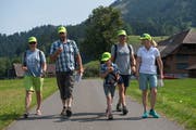 Eine Familie nimmt den Foodtrail in Angriff.