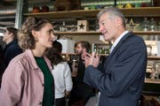 Nach dem Nein zur Selbstbestimmungsinitiative: Flavia Kleiner, Co-Präsidentin von Operation Libero im Gespräch mit Heinz Karrer, Präsident von Economiesuisse. (Bild Keystone/Peter Schneider)