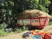Bei der Landarbeit tödlich verunfallt: Der Ladewagen des Verunglückten am Waldrand. (Bild: Kantonspolizei BL)