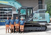 Cedric, Sandro, Raphael und Hans Alpiger (von links) von der Gebr. Alpiger AG in Alt St.Johann vor ihrem neuen Hybridbagger. (Bild: Michael Hehli)