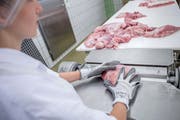 Bei der Micarna, die hauptsächlich in ihren beiden grossen Standorten in Courtepin und Bazenheid produziert, zeigt man sich vom Boykottaufruf wenig beeindruckt. (Bild: Mareycke Frehner)