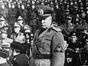 Der italienische Diktator Benito Mussolini im Februar 1943, rund zwei Jahre vor seinem Tod: am Sonntag wird die Familienkrypta in seinem norditalienischen Heimatdorf Predappio der Öffentlichkeit zugänglich gemacht. (Bild: KEYSTONE/AP NY)
